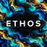 Weißes Ethos-Logo auf blau-türkis und gold marmoriertem Hintergrund.